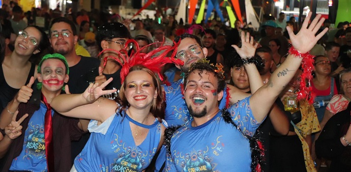 Carnaval de Arapongas leva milhares de foliões à Estação Cultural Milene